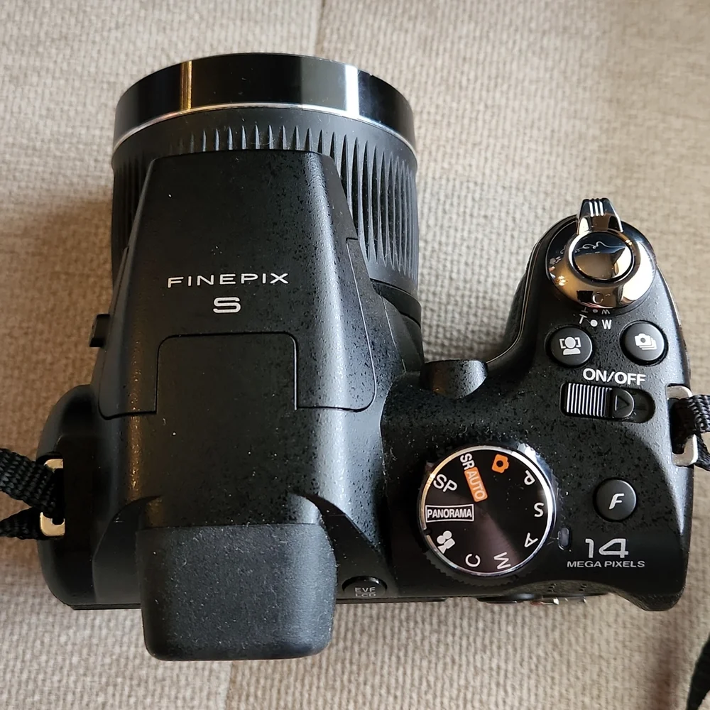 FujiFilm FinePix S3200 Black with Strap